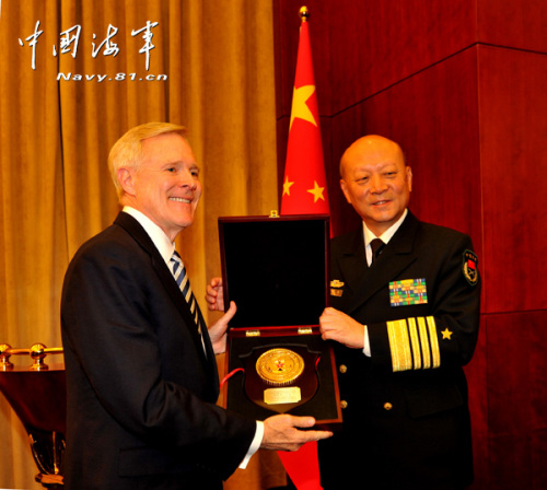 吴胜利向马布斯赠送军徽(来源:中国海军网) 吴胜利向马布斯赠送军徽(来源:中国海军网)