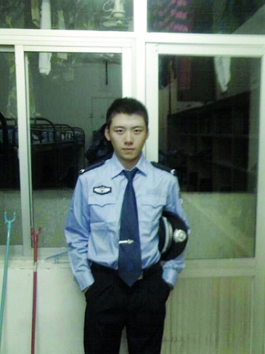 1988年12月生,江苏警官学院2007级侦查一区队的学生。 1988年12月生,江苏警官学院2007级侦查一区队的学生。