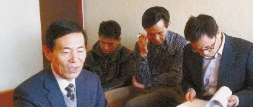 最前面的是代理律师朱建伟,右二就是吴英的父亲吴永正,不停地抽烟。 最前面的是代理律师朱建伟,右二就是吴英的父亲吴永正,不停地抽烟。