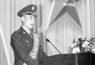 图为罗尕机为部队官兵作报告。华琦摄 图为罗尕机为部队官兵作报告。华琦摄