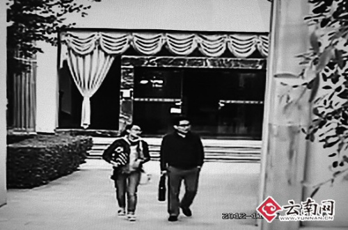 男子(图右)假冒政府接待处处长行骗 兰庆枫 翻拍 男子(图右)假冒政府接待处处长行骗 兰庆枫 翻拍