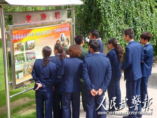 参观文化宣传栏。图片来源:人民武警报 参观文化宣传栏。图片来源:人民武警报