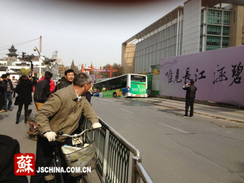 不少市民驻足观看。本网记者 袁涛摄 不少市民驻足观看。本网记者 袁涛摄