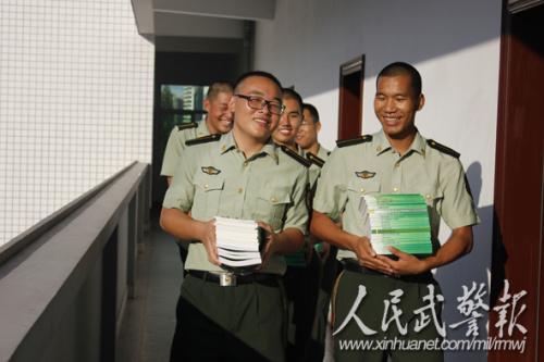 受领新书。图片来源:人民武警报 受领新书。图片来源:人民武警报