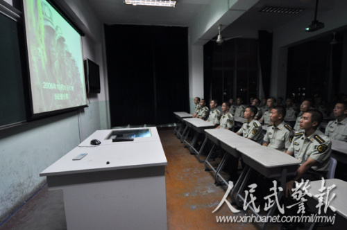 组织学习。图片来源:人民武警报 组织学习。图片来源:人民武警报
