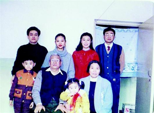 图为:罗阳家庭合影,1994年摄于沈阳。图中前排为罗阳父母及罗阳女儿,后排右一右二为罗阳夫妇,其他为罗阳姐姐一家。 (张跃 提供) 图为:罗阳家庭合影,1994年摄于沈阳。图中前排为罗阳父母及罗阳女儿,后排右一右二为罗阳夫妇,其他为罗阳姐姐一家。 (张跃 提供)