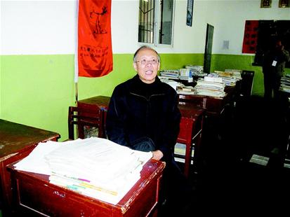图为:昨日,罗阳的物理老师许定璜坐在他当年常坐的位置,追忆英模。 (记者 程凤 江卉 摄) 图为:昨日,罗阳的物理老师许定璜坐在他当年常坐的位置,追忆英模。 (记者 程凤 江卉 摄)