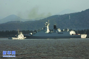 导弹驱逐舰 (宁波舰) 现代级最新改进型驱逐舰。2006年在海军东海舰队舟山基地举行命名仪式。 主尺度:长156.5米,宽17.19米,吃水7.85米 排水量:6500吨(标准),7940吨(满载) 主机:4座蒸汽锅炉,2轴,99500马力 导弹:舰舰导弹:SS-N-22(3M80)“日炙”反舰导弹;舰空导弹:SA-N-17“灰熊”舰空导弹 火箭:RBU-1000型300毫米6管反潜火箭2座;PK-2型双管干扰火箭2座 导弹驱逐舰 (宁波舰) 现代级最新改进型驱逐舰。2006年在海军东海舰队舟山基地举行命名仪式。 主尺度:长156.5米,宽17.19米,吃水7.85米 排水量:6500吨(标准),7940吨(满载) 主机:4座蒸汽锅炉,2轴,99500马力 导弹:舰舰导弹:SS-N-22(3M80)“日炙”反舰导弹;舰空导弹:SA-N-17“灰熊”舰空导弹 火箭:RBU-1000型300毫米6管反潜火箭2座;PK-2型双管干扰火箭2座