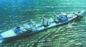 综合补给舰 (鄱阳湖舰) 905型“太仓”级补给船,为我国第一艘油水干货补给船。“太仓”级补给舰采用传统布局,上层建筑分前后两部分,中部设有4个油水补给站和2个干货补给站,舰体尾部设有直升机起降平台,可以实现垂直补给,但未设机库。可一次携带燃料10550吨,轻柴油1000吨,补给水200吨,饮用水200吨以及冷藏食品50吨。 主尺度:总长168.2米;宽21.8米,深12.0米 排水量:15230吨(标准),21740吨(满载) 主机:一台柴油发动机,总功率15000马力,单轴推进 航速:18.5节 续航力:18000海里 武器:4座76式双联37毫米高炮 舰员:180人 综合补给舰 (鄱阳湖舰) 905型“太仓”级补给船,为我国第一艘油水干货补给船。“太仓”级补给舰采用传统布局,上层建筑分前后两部分,中部设有4个油水补给站和2个干货补给站,舰体尾部设有直升机起降平台,可以实现垂直补给,但未设机库。可一次携带燃料10550吨,轻柴油1000吨,补给水200吨,饮用水200吨以及冷藏食品50吨。 主尺度:总长168.2米;宽21.8米,深12.0米 排水量:15230吨(标准),21740吨(满载) 主机:一台柴油发动机,总功率15000马力,单轴推进 航速:18.5节 续航力:18000海里 武器:4座76式双联37毫米高炮 舰员:180人