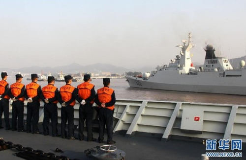 11月28日,中国海军舰艇编队分批通过宫古海峡,进入西太平洋海域,开展例行性训练。这是舰艇启航(11月27日摄)。新华社发(琚振华 摄) 11月28日,中国海军舰艇编队分批通过宫古海峡,进入西太平洋海域,开展例行性训练。这是舰艇启航(11月27日摄)。新华社发(琚振华 摄)