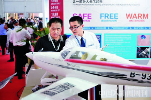 多家航空厂商在展会中推出围绕通用航空的一系列服务,其中飞行培训成为商家与观众谈论的焦点。图 新华 多家航空厂商在展会中推出围绕通用航空的一系列服务,其中飞行培训成为商家与观众谈论的焦点。图 新华