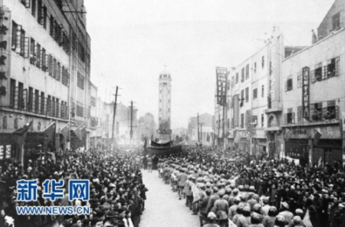图为重庆人民夹道欢迎人民解放军。 新华社发 图为重庆人民夹道欢迎人民解放军。 新华社发