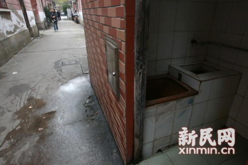 图说:一名婴儿被发现于老式小区倒马桶处的凹槽底部,后经救治存活。新民网 图 图说:一名婴儿被发现于老式小区倒马桶处的凹槽底部,后经救治存活。新民网 图