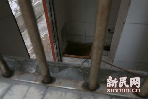 图说:清洁工听到啼声发现婴儿。新民网 图 图说:清洁工听到啼声发现婴儿。新民网 图