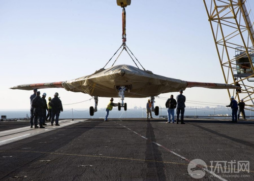 11��26�գ�����������Ա��һ��X-47B���˿�սϵͳ��֤�����͵���³�źź�ĸ(CVN 75)��