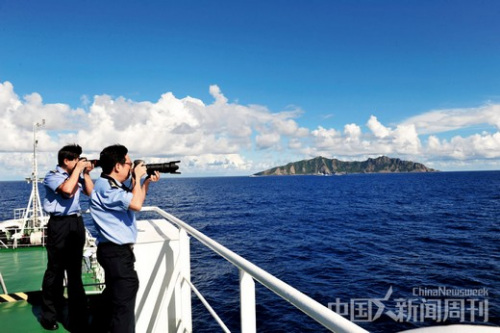 9月14日,由中国海监50、15、26、27船和中国海监51、66船组成的两个维权巡航编队,对钓鱼岛及其附属岛屿附近海域进行维权巡航执 法。这是中国政府宣布《中华人民共和国政府关于钓鱼岛及其附属岛屿领海基线的声明》后,中国海监首次在钓鱼岛及其附属岛屿海域开展的维权巡航执法,体现中 国政府对钓鱼岛及其附属岛屿的管辖,维护中国的海洋权益。图/新华 9月14日,由中国海监50、15、26、27船和中国海监51、66船组成的两个维权巡航编队,对钓鱼岛及其附属岛屿附近海域进行维权巡航执 法。这是中国政府宣布《中华人民共和国政府关于钓鱼岛及其附属岛屿领海基线的声明》后,中国海监首次在钓鱼岛及其附属岛屿海域开展的维权巡航执法,体现中 国政府对钓鱼岛及其附属岛屿的管辖,维护中国的海洋权益。图/新华