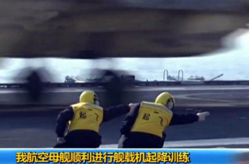 “航母style”中,左侧那位身穿黄色夹克的指挥员就是沈意。 “航母style”中,左侧那位身穿黄色夹克的指挥员就是沈意。