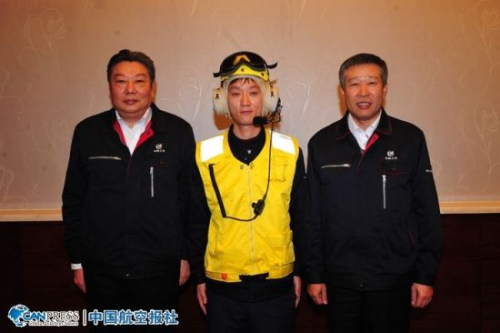 中航工业董事长林左鸣和副总经理耿汝光12月1日在中航工业试飞中心调研时,与“航母style第一人”沈意合影。林左鸣表示,沈意同志不仅是试飞中心的骄傲,也是整个中航工业的骄傲。(李驰 摄) 中航工业董事长林左鸣和副总经理耿汝光12月1日在中航工业试飞中心调研时,与“航母style第一人”沈意合影。林左鸣表示,沈意同志不仅是试飞中心的骄傲,也是整个中航工业的骄傲。(李驰 摄)