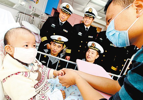 近日,东海舰队某水警区扫雷舰大队领导和官兵代表前往新华医院看望大米。 江山摄 近日,东海舰队某水警区扫雷舰大队领导和官兵代表前往新华医院看望大米。 江山摄