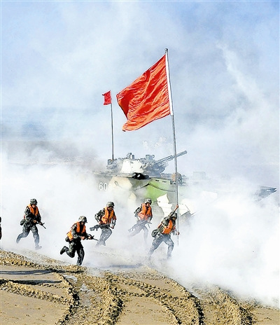 上图:某集团军“硬骨头六连”官兵进行抢滩登陆演练。金华建摄 上图:某集团军“硬骨头六连”官兵进行抢滩登陆演练。金华建摄