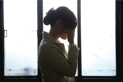 李英(化名)因为找不到前夫而为孩子的准生证问题烦恼。本报记者欧阳晓菲摄 李英(化名)因为找不到前夫而为孩子的准生证问题烦恼。本报记者欧阳晓菲摄