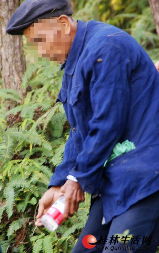 秦某带民警上山寻找作案用的菜刀。 秦某带民警上山寻找作案用的菜刀。
