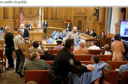 反对者在市政厅脱衣抗议裸体禁令(网页截图) 反对者在市政厅脱衣抗议裸体禁令(网页截图)