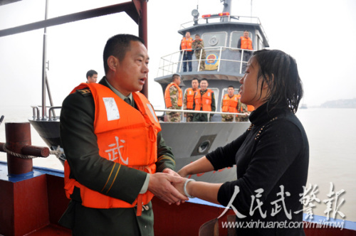 感激涕零。图片来源:人民武警报 感激涕零。图片来源:人民武警报
