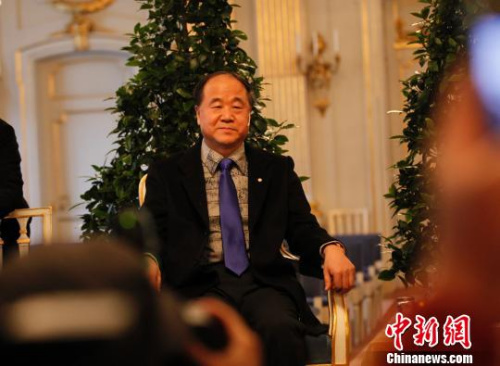 当地时间12月6日中午,2012年诺贝尔文学奖得主莫言亮相瑞典首都斯德哥尔摩,在瑞典学院出席诺奖得主新闻发布会。这是莫言得奖后在瑞典斯德哥尔摩的首次公开亮相。<a target='_blank' href='http://www.chinanews.com/'>中新社</a>发 沈晨 摄 当地时间12月6日中午,2012年诺贝尔文学奖得主莫言亮相瑞典首都斯德哥尔摩,在瑞典学院出席诺奖得主新闻发布会。这是莫言得奖后在瑞典斯德哥尔摩的首次公开亮相。<a target='_blank' href='http://www.chinanews.com/'>中新社</a>发 沈晨 摄