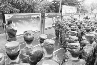 第二炮兵某部开展警示性法制教育宣传赴基层巡展活动。此次巡展案例鲜活,内容丰富,图文并茂,涵盖交通安全管理、信息安全保密、官兵恋爱婚姻、军外违法乱纪等10余类30多件案例。活动中,3000余名官兵受到了深刻的遵纪守法教育。叶勇 席勇摄 第二炮兵某部开展警示性法制教育宣传赴基层巡展活动。此次巡展案例鲜活,内容丰富,图文并茂,涵盖交通安全管理、信息安全保密、官兵恋爱婚姻、军外违法乱纪等10余类30多件案例。活动中,3000余名官兵受到了深刻的遵纪守法教育。叶勇 席勇摄