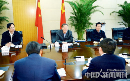 11月30日,中共中央政治局常委、中央纪委书记王岐山在北京主持召开座谈会,听取专家学者对党风廉政建设和反腐败工作的意见和建议。图/新华 11月30日,中共中央政治局常委、中央纪委书记王岐山在北京主持召开座谈会,听取专家学者对党风廉政建设和反腐败工作的意见和建议。图/新华