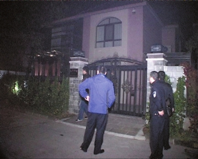 凌晨警方在别墅外布警。 凌晨警方在别墅外布警。