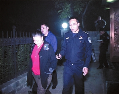 民警将嫌疑人孙某从家中带走。视频截图 民警将嫌疑人孙某从家中带走。视频截图