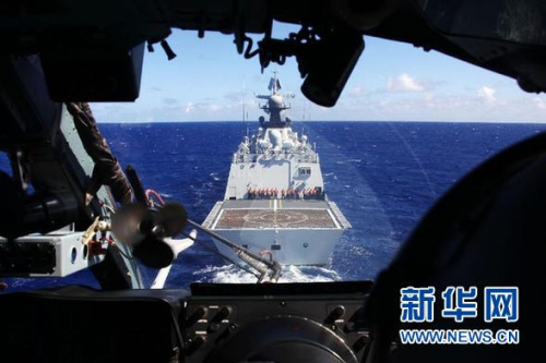12月1日,参与搜救训练的直升机准备降落着舰。当日,中国海军舰艇编队在西太平洋某海域组织了舰机联合搜救训练。 新华社发(琚振华 摄) 12月1日,参与搜救训练的直升机准备降落着舰。当日,中国海军舰艇编队在西太平洋某海域组织了舰机联合搜救训练。 新华社发(琚振华 摄)