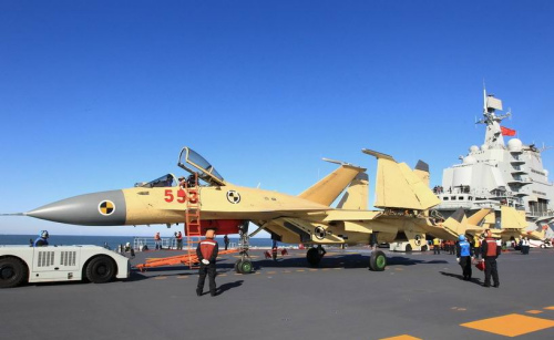 歼-15舰载机在“辽宁舰”上成功起降 歼-15舰载机在“辽宁舰”上成功起降