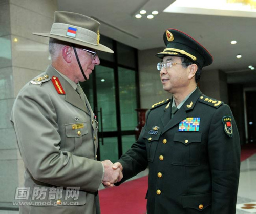 磋商前,房峰辉为赫尔利举行欢迎仪式,并陪同检阅了中国人民解放军三军仪仗队。李晓伟 摄 磋商前,房峰辉为赫尔利举行欢迎仪式,并陪同检阅了中国人民解放军三军仪仗队。李晓伟 摄