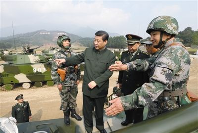 10日,习近平在广州军区某部训练场,登上两栖突击车了解装备情况。新华社记者 王建民 摄 10日,习近平在广州军区某部训练场,登上两栖突击车了解装备情况。新华社记者 王建民 摄