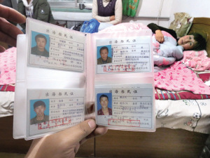船主妻子躺在床上挂着点滴,精神非常低落-主任记者姚琦东摄 船主妻子躺在床上挂着点滴,精神非常低落-主任记者姚琦东摄