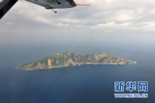 北京时间12月13日10时许,中国海监B-3837飞机抵达我钓鱼岛领空,与正在我钓鱼岛领海内巡航的中国海监50、46、66、137船编队会合,对我钓鱼岛开展海空立体巡航。期间,中国海监编队对日方进行了维权喊话,严正声明我国政府立场,要求日方船只立即离开中国领海。这是从中国海监B-3837飞机上拍摄的钓鱼岛及其附属岛屿画面。 新华社发 北京时间12月13日10时许,中国海监B-3837飞机抵达我钓鱼岛领空,与正在我钓鱼岛领海内巡航的中国海监50、46、66、137船编队会合,对我钓鱼岛开展海空立体巡航。期间,中国海监编队对日方进行了维权喊话,严正声明我国政府立场,要求日方船只立即离开中国领海。这是从中国海监B-3837飞机上拍摄的钓鱼岛及其附属岛屿画面。 新华社发