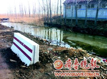 14日下午,在高密市姜庄镇李仙路段,一辆接送幼儿园孩子的面包车翻入水沟。图为出事现场已经放上了隔离墩。 14日下午,在高密市姜庄镇李仙路段,一辆接送幼儿园孩子的面包车翻入水沟。图为出事现场已经放上了隔离墩。