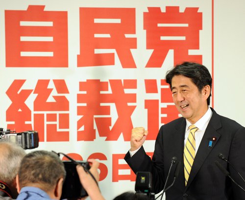 安倍晋三所领导的自民党以压倒性优势击败了民主党 安倍晋三所领导的自民党以压倒性优势击败了民主党