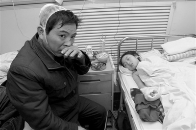 莫名其妙父女突遭横祸,伤痕累累。本报记者谭青摄/视频 莫名其妙父女突遭横祸,伤痕累累。本报记者谭青摄/视频