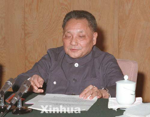 1978年12月18日,中国共产党十一届三中全会在北京召开。会议历时5天。这次会议是1949年以来中国共产党历史上具有深远意义的重要转折。会议的主要任务是确定把全党工作的重点转移到社会主义现代化建设上来。这是邓小平同志在全会上讲话。 新华社发 1978年12月18日,中国共产党十一届三中全会在北京召开。会议历时5天。这次会议是1949年以来中国共产党历史上具有深远意义的重要转折。会议的主要任务是确定把全党工作的重点转移到社会主义现代化建设上来。这是邓小平同志在全会上讲话。 新华社发