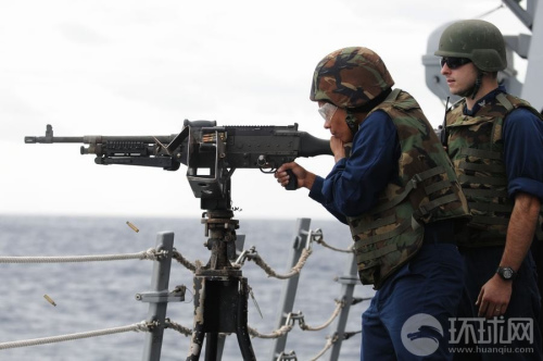 10��20�գ�������������USS Mustin (DDG 89)�ϵĽ�Ա�ڷ��ɱ����Ͻ����������ѵ����