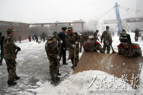 清扫道路积雪,为行人提供方便。图片来源:人民武警报 清扫道路积雪,为行人提供方便。图片来源:人民武警报