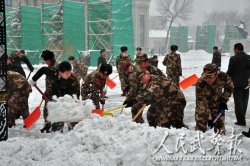 官兵们冒严寒除积雪。图片来源:人民武警报 官兵们冒严寒除积雪。图片来源:人民武警报