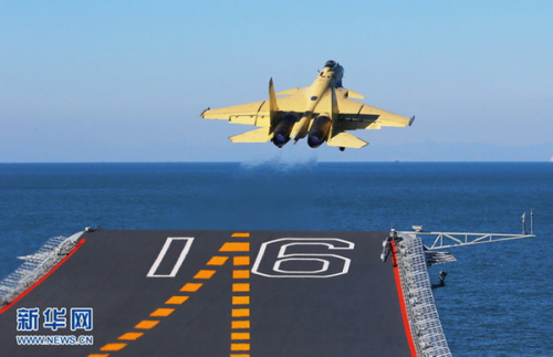 歼-15飞机在“辽宁舰”上滑跃起飞。新华军事记者 查春明摄 歼-15飞机在“辽宁舰”上滑跃起飞。新华军事记者 查春明摄