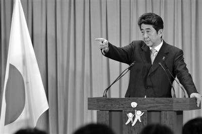17日,东京自民党总部大楼,安倍晋三胜选后召开新闻发布会。 17日,东京自民党总部大楼,安倍晋三胜选后召开新闻发布会。