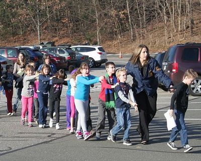 12月14日,美国康涅狄格州一所小学发生导致28人死亡的校园枪击惨案 12月14日,美国康涅狄格州一所小学发生导致28人死亡的校园枪击惨案