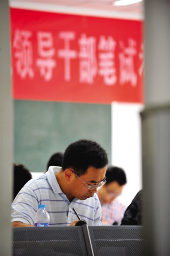 9月8日,首次“公选”80后处级干部考试在北京联合大学举行。新京报记者 李飞 摄 9月8日,首次“公选”80后处级干部考试在北京联合大学举行。新京报记者 李飞 摄
